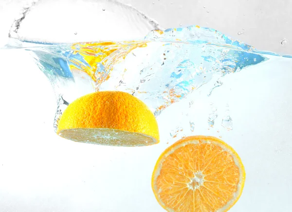 L'arancia cade in acqua — Foto Stock
