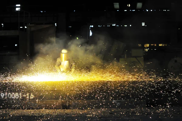 工人使用火炬刀具通过金属切割 — 图库照片