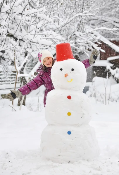 눈사람와 소녀 — 스톡 사진