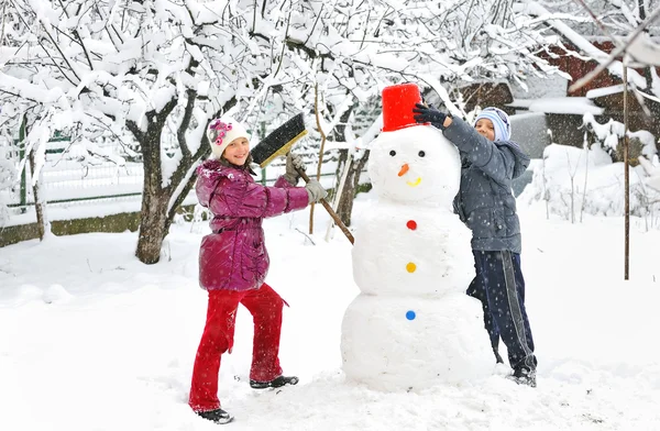 Bonhomme de neige et enfants — Photo