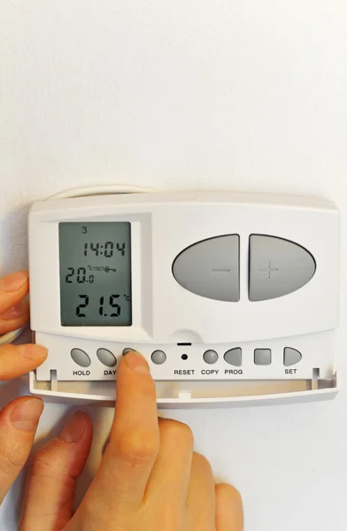 Кнопка ручного нажатия на цифровой термостат — стоковое фото
