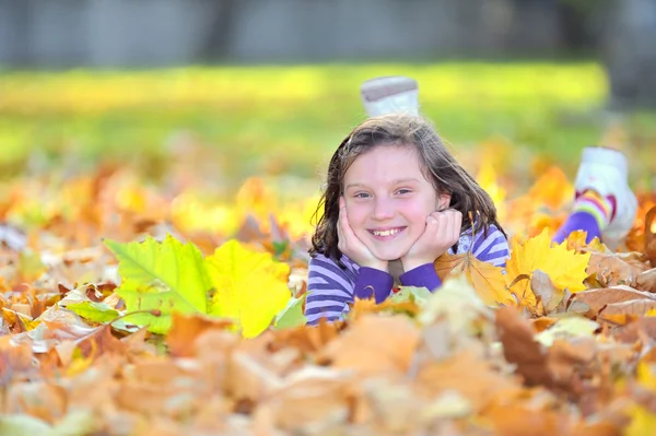 Menina bonita no outono ao ar livre — Fotografia de Stock