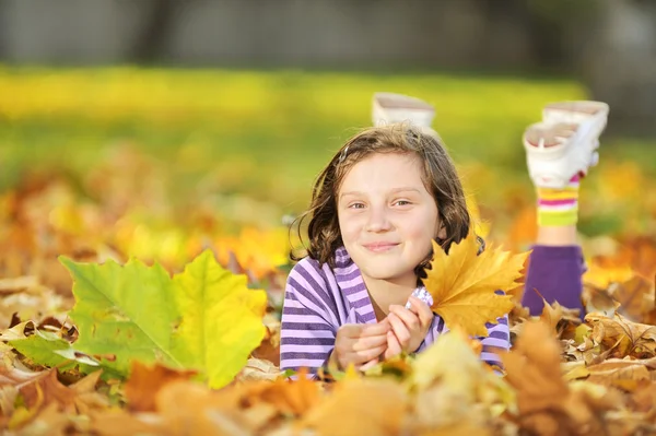 Gyönyörű lány őszi szabadban — Stock Fotó