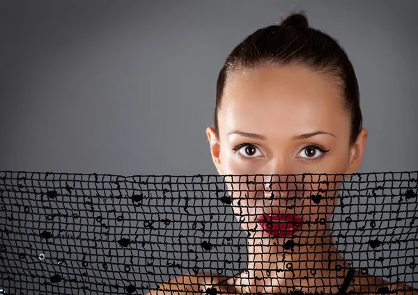 Kvinna ansikte med svart halsduk — Stockfoto