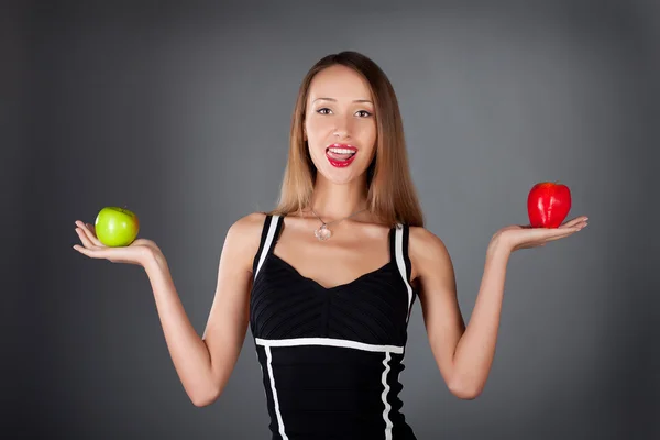 Junge Frau mit zwei Äpfeln — Stockfoto