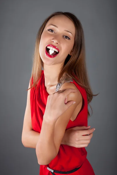 Jeune femme avec du sucre dans la bouche — Photo