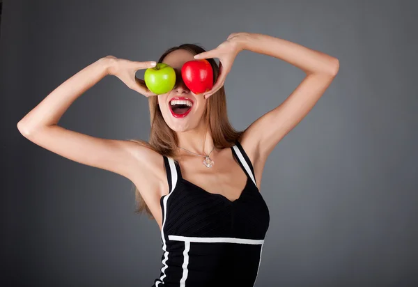 Jovem mulher feliz com duas maçãs — Fotografia de Stock