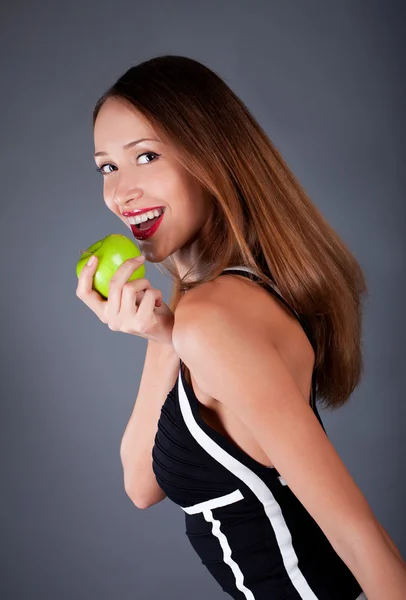 Mujer de belleza con manzana sobre fondo gris — Foto de Stock