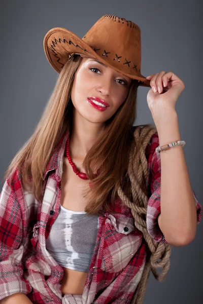Kobieta w kowbojski kapelusz szary BG — Zdjęcie stockowe