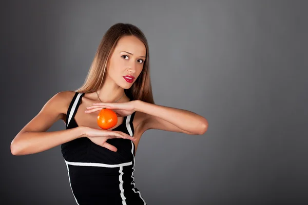 Belleza mujer joven con fruta naranja —  Fotos de Stock