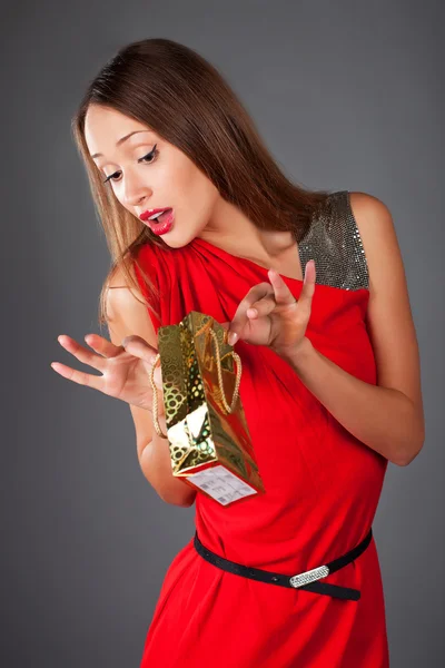 Young woman looking a shoping present — Stock Photo, Image