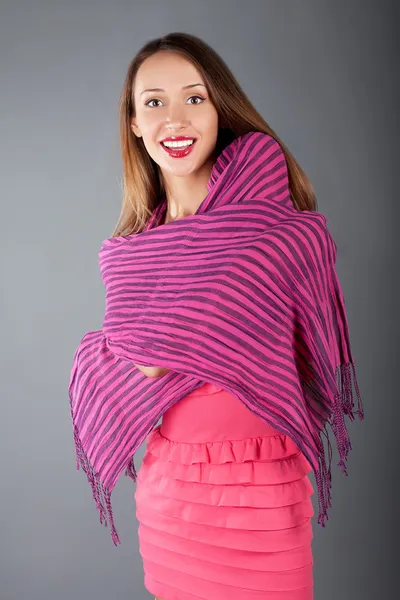 Jonge vrouw met sjaal studio portret — Stockfoto