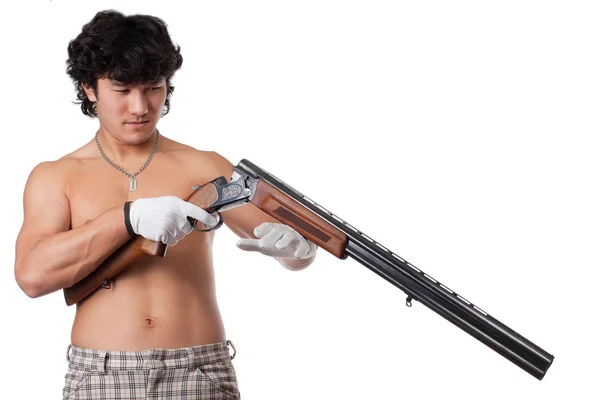 Asiático hombre mirando en un arma en manos — Foto de Stock
