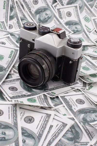 Starý fotoaparát na pozadí peníze — Stock fotografie