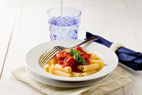 Паста с томатным соусом и базиликом — стоковое фото