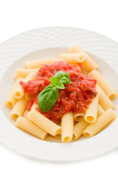 Nudeln mit Tomatensauce und Basilikum — Stockfoto