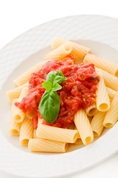 Pasta med tomatsås och basilika — Stockfoto