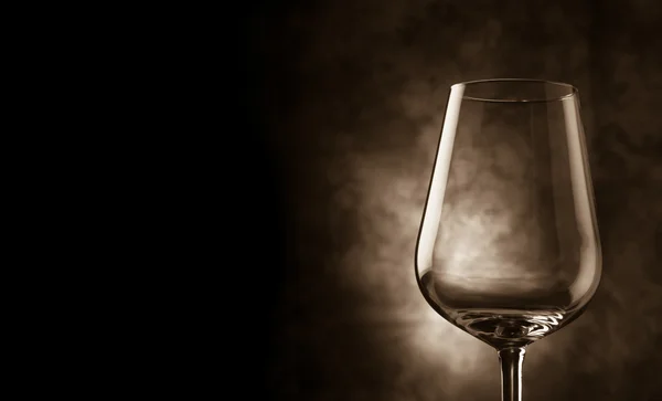 Glas vin framför landsbygdens bakgrund — Stockfoto