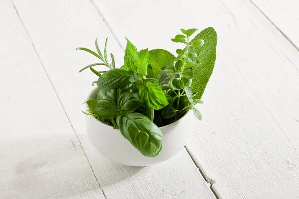 Gyógynövények a fehér fa asztal — Stock Fotó