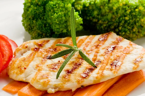 Grilled Chicken breast with vegetables — Stock Photo, Image
