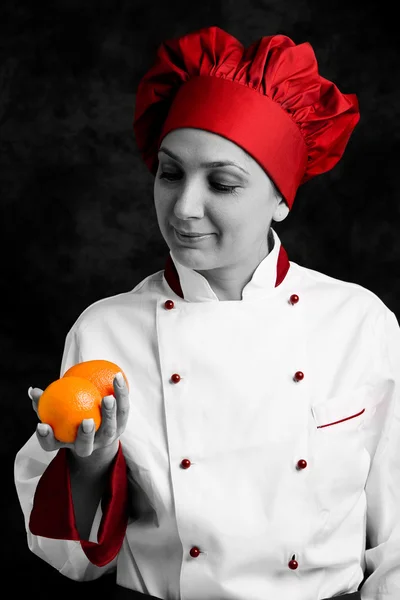 Chef controla la calidad naranja —  Fotos de Stock