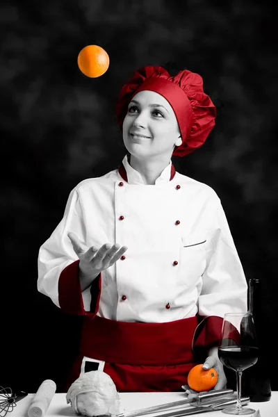 Chef giocoleria con arancia — Foto Stock