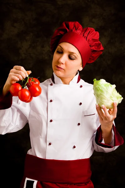 Szef kuchni jest kontrolowanie jakości pomidorów — Zdjęcie stockowe
