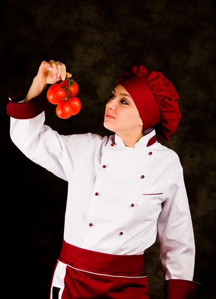 Chef-kok is het regelen van tomaat kwaliteit — Stockfoto