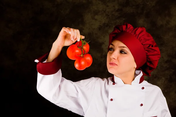 Chef está controlando a qualidade do tomate — Fotografia de Stock