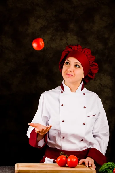 Chef malabarismo com tomate — Fotografia de Stock