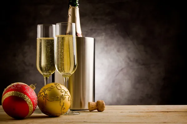Champagner con Bolas de Navidad —  Fotos de Stock