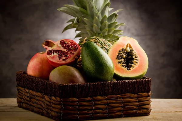 Koš s tropickým ovocem — Stock fotografie