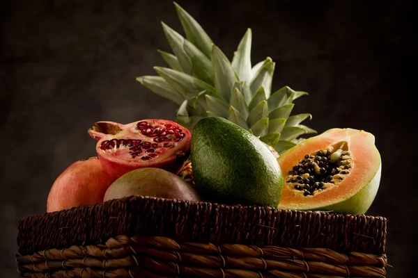 Korb mit tropischen Früchten — Stockfoto