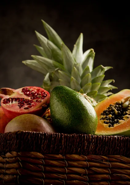 Корзина с тропическими фруктами — стоковое фото