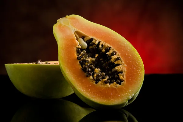 Papaya på blanka glasbord — Stockfoto