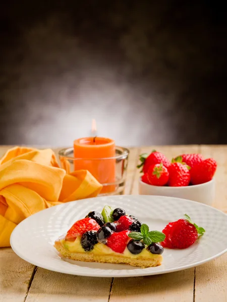 Torta com vela e morangos — Fotografia de Stock