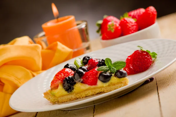 Kuchen mit Kerze und Erdbeeren — Stockfoto