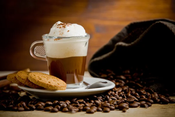 Cappuccino på kaffebönor — Stockfoto