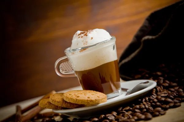 Cappuccino na kávová zrna — Stock fotografie