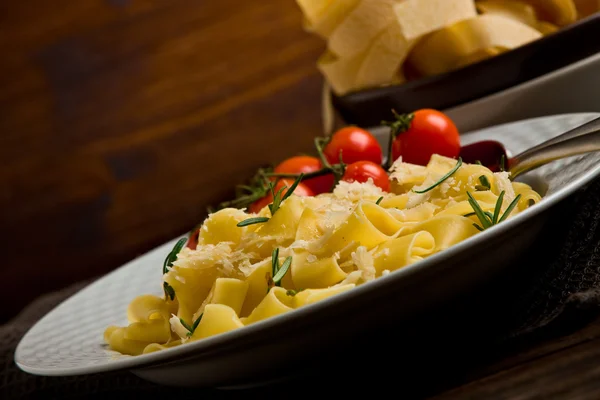 意大利面与奶酪和迷迭香 — 图库照片
