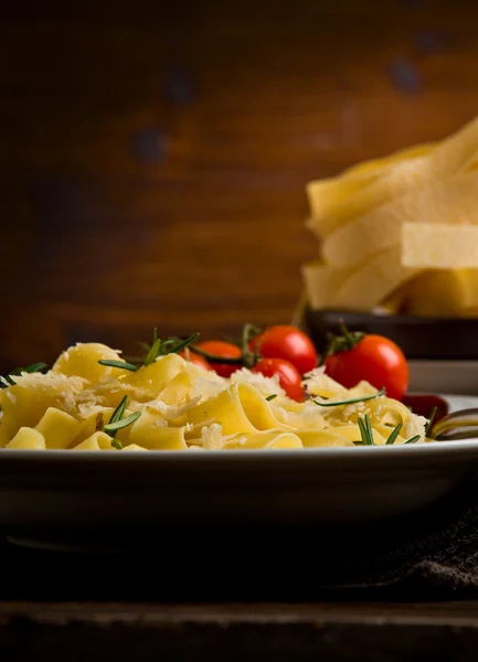 Peynir ve biberiye ile makarna — Stok fotoğraf