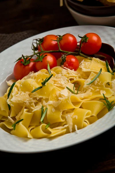Pasta med ost och rosmarin — Stockfoto