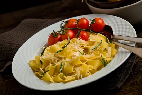 Pasta met kaas en rozemarijn — Stockfoto