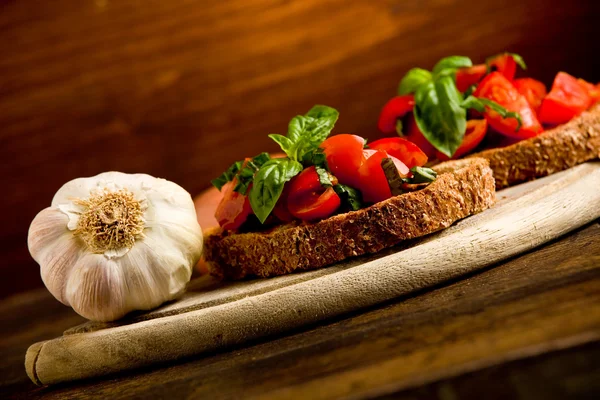 Bruschetta-Vorspeise mit frischen Tomaten — Stockfoto