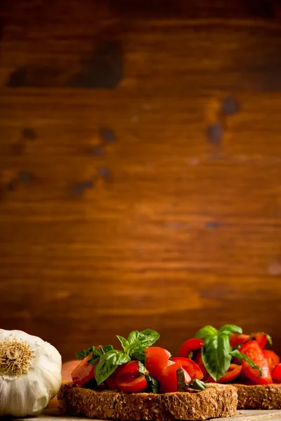 ブルスケッタ フレッシュ トマトと前菜 — ストック写真
