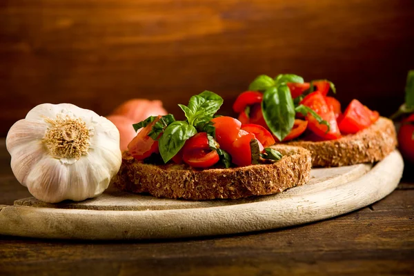 Bruschetta appetizer with fresh tomatoes — Stock Photo, Image