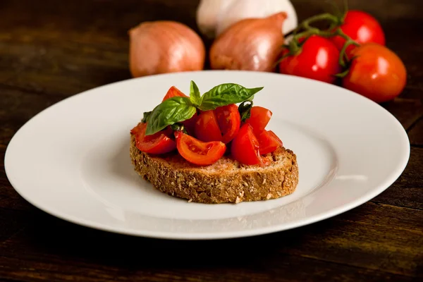 Antipasto alla bruschetta con pomodori freschi — Foto Stock