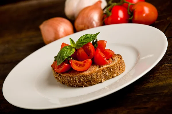 Bruschetta appetizer with fresh tomatoes — Stock Photo, Image