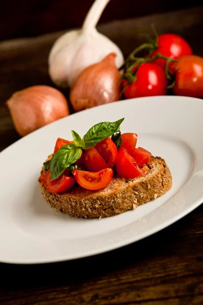 Bruschetta förrätt med färska tomater — Stockfoto