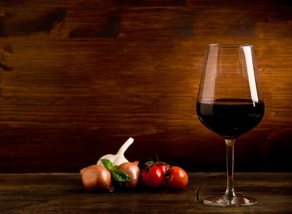 Taze malzemelerle Şarap kadehi — Stok fotoğraf